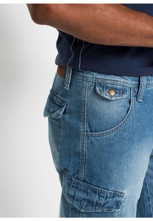 bonprix - Lekkie długie bermudy dżinsowe o kroju bojówek ze stretchem, relaxed fit. Kolor: niebieski. Długość: długie