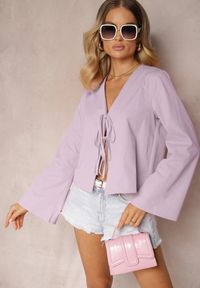 Renee - Fioletowa Bluzka z Bawełny Narzutka z Wiązaniami i Rękawami Typu Nietoperz Delorea. Okazja: na co dzień, na randkę. Typ kołnierza: dekolt w kształcie V. Kolor: fioletowy. Materiał: bawełna. Styl: casual #2