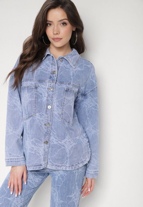 Born2be - Jasnoniebieska Oversizowa Kurtka Jeansowa w Marmurkowy Wzór Stefamia. Okazja: na co dzień. Kolor: niebieski. Materiał: jeans. Styl: wizytowy, elegancki, casual