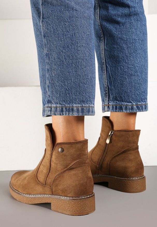 Born2be - Brązowe Płaskie Botki Ozdobione Aplikacją i Przeszyciami Hariella. Okazja: na co dzień. Zapięcie: zamek. Kolor: brązowy. Materiał: jeans. Wzór: aplikacja. Obcas: na obcasie. Styl: elegancki, casual. Wysokość obcasa: niski