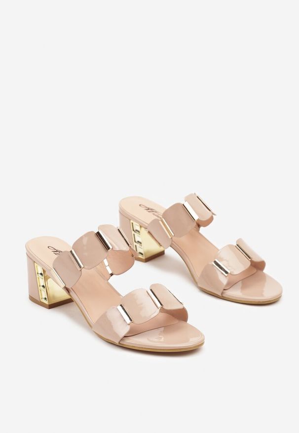 Renee - Beżowe Klapki na Obcasie z Metalicznym Zdobieniem z Ozdobnymi Paskami Morilena. Okazja: na co dzień. Nosek buta: otwarty. Kolor: beżowy. Wzór: aplikacja. Materiał: jeans. Sezon: lato. Obcas: na obcasie. Styl: casual, elegancki. Wysokość obcasa: średni