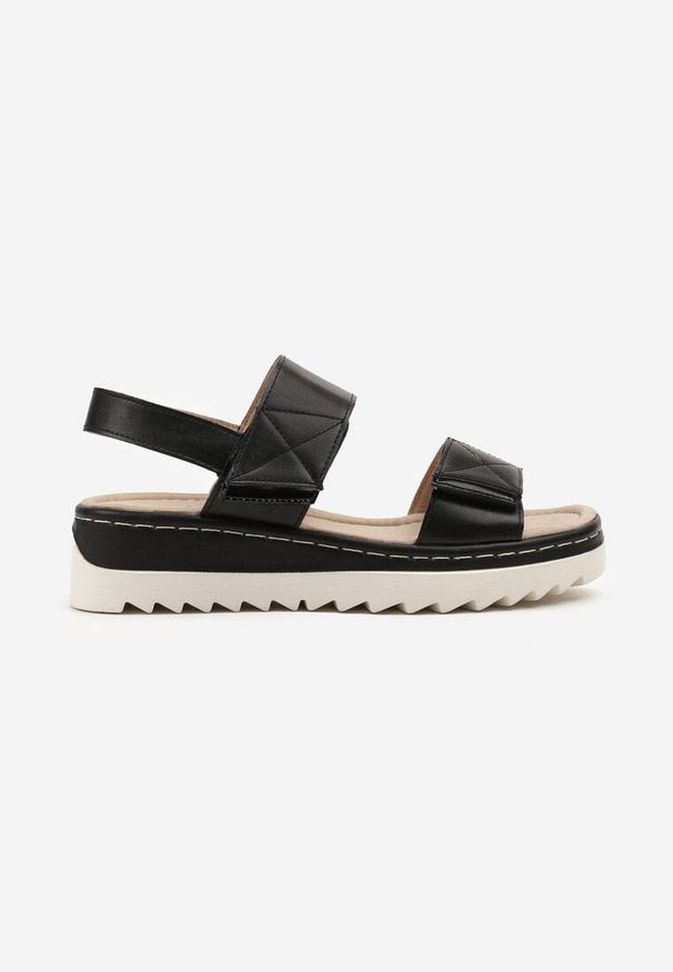 Born2be - Czarne Sandały na Koturnie z Tłoczonymi Paskami Folesca. Okazja: na co dzień. Zapięcie: pasek. Kolor: czarny. Obcas: na koturnie. Styl: elegancki, casual