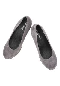 Czółenka damskie Karino, na wysokim koturnie eleganckie skórzane zamszowe wygodne z okrągłym noskiem, szare, 1224-002-P. Okazja: na co dzień. Nosek buta: okrągły. Kolor: szary. Materiał: welur, skóra, zamsz. Obcas: na koturnie. Styl: elegancki #7