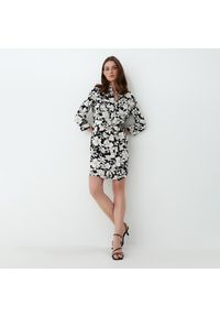 Mohito - Sukienka koszulowa mini w kwiaty - Czarny. Kolor: czarny. Wzór: kwiaty. Typ sukienki: koszulowe. Długość: mini #1