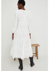 Answear Lab sukienka kolor biały midi rozkloszowana. Kolor: biały. Typ sukienki: rozkloszowane. Styl: wakacyjny. Długość: midi #3