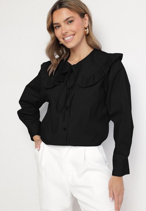 Born2be - Czarna Bawełniana Koszula Retro z Ozdobnym Kołnierzykiem i Wiązaniem Ravselina. Okazja: na co dzień. Kolor: czarny. Materiał: bawełna. Długość rękawa: długi rękaw. Długość: długie. Styl: retro