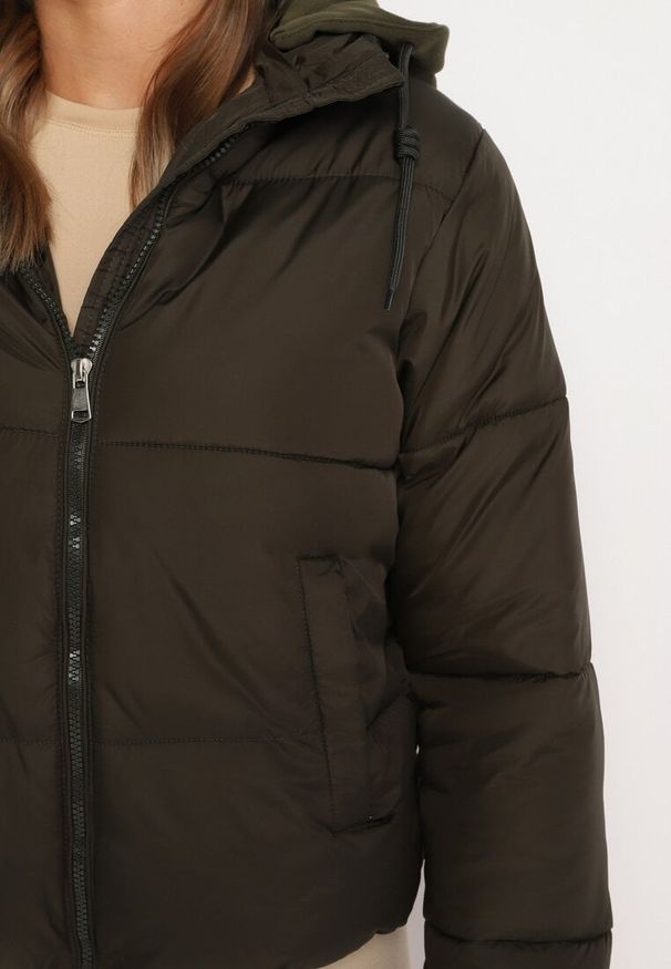 Born2be - Ciemnozielona Pikowana Kurtka z Kapturem Mivuna. Okazja: na co dzień. Typ kołnierza: kaptur. Kolor: zielony. Materiał: jeans. Długość: krótkie. Styl: casual