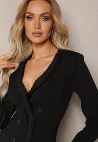 Renee - Czarna Sweterkowa Sukienka z Ozdobnymi Frędzelkami i Guzikami Opleria. Kolor: czarny. Styl: klasyczny, elegancki