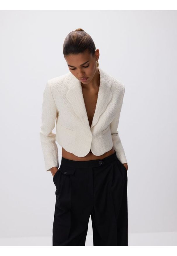 Reserved - Marynarka ze strukturalnej tkaniny - złamana biel. Materiał: tkanina. Długość: krótkie