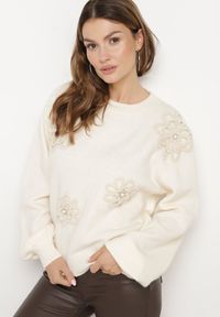Born2be - Jasnobeżowy Sweter z Bawełną i Aplikacjami Kwiatów 3D Erosavia. Okazja: na co dzień. Kolor: beżowy. Materiał: bawełna. Wzór: kwiaty, aplikacja. Styl: casual, elegancki #1