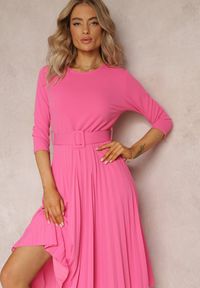 Renee - Różowa Sukienka Plisowana z Paskiem Valfe. Kolor: różowy. Materiał: dzianina #5