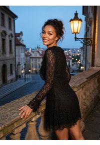 Sinsay - Sukienka mini babydoll z koronką - czarny. Kolor: czarny. Materiał: koronka. Wzór: koronka. Długość: mini #1