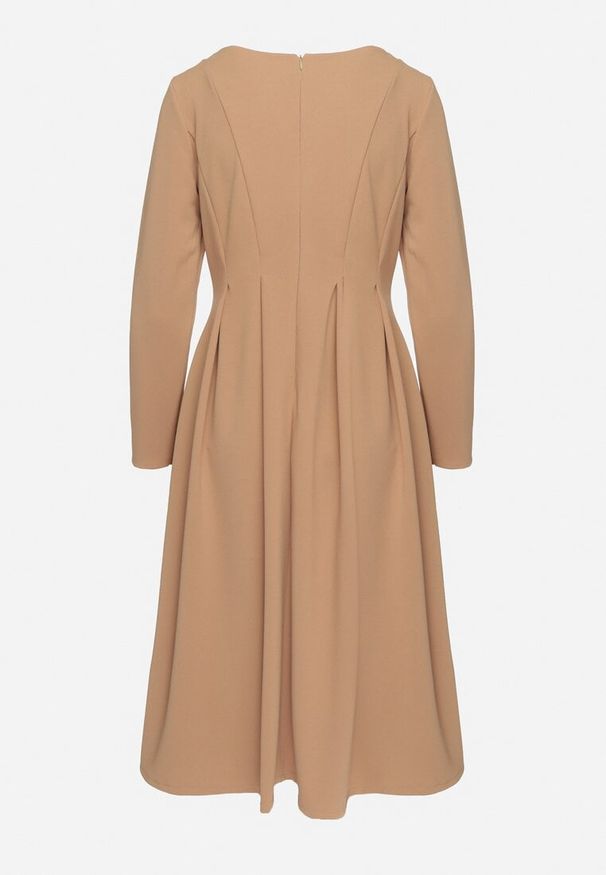 Born2be - Ciemnobeżowa Elegancka Sukienka Rozkloszowana Temarielis. Kolor: beżowy. Długość rękawa: długi rękaw. Typ sukienki: oversize, rozkloszowane. Styl: elegancki