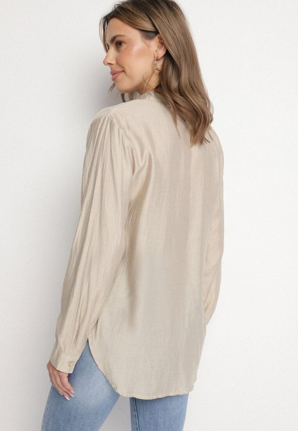 Born2be - Beżowa Wiskozowa Koszula o Klasycznym Kroju Sovnella. Okazja: na co dzień. Typ kołnierza: kołnierzyk klasyczny, dekolt w kształcie V. Kolor: beżowy. Materiał: wiskoza. Długość rękawa: długi rękaw. Długość: długie. Styl: klasyczny