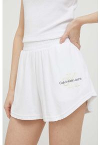 Calvin Klein Jeans szorty damskie kolor biały z nadrukiem high waist. Stan: podwyższony. Kolor: biały. Materiał: dzianina. Wzór: nadruk #1