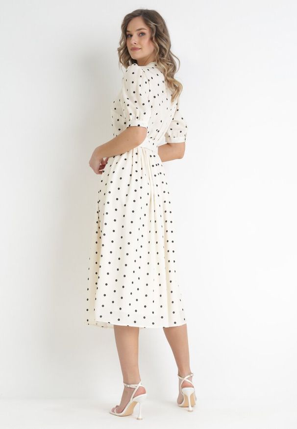 Born2be - Jasnobeżowa Sukienka Midi z Gumką w Talii i Materiałowym Paskiem z Klamrą Maerali. Okazja: na wesele, na imprezę, na ślub cywilny. Typ kołnierza: kołnierzyk stójkowy. Kolor: beżowy. Materiał: materiał. Wzór: grochy. Typ sukienki: rozkloszowane. Styl: elegancki. Długość: midi