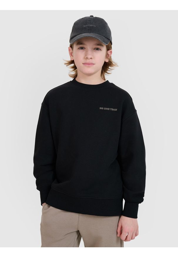 4f - 4F Bluza dresowa nierozpinana bez kaptura chłopięca - czarna 140 (9-10 lat). Okazja: na co dzień. Typ kołnierza: bez kaptura. Kolor: czarny. Materiał: dresówka. Wzór: napisy, gładki, ze splotem. Sezon: lato. Styl: klasyczny, casual, sportowy