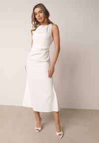Born2be - Biała Sukienka VICES Ozdobiona Aplikacją na Ramieniu Palleleora. Okazja: na wesele, na ślub cywilny. Kolor: biały. Wzór: aplikacja. Typ sukienki: proste. Styl: elegancki #1