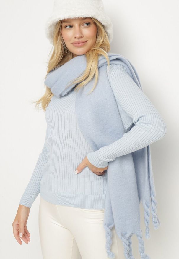 Born2be - Jasnoniebieski Sweter z Trójkątnym Dekoltem z Prążkowanej Dzianiny Derige. Okazja: na co dzień. Kolor: niebieski. Materiał: prążkowany, dzianina. Styl: casual