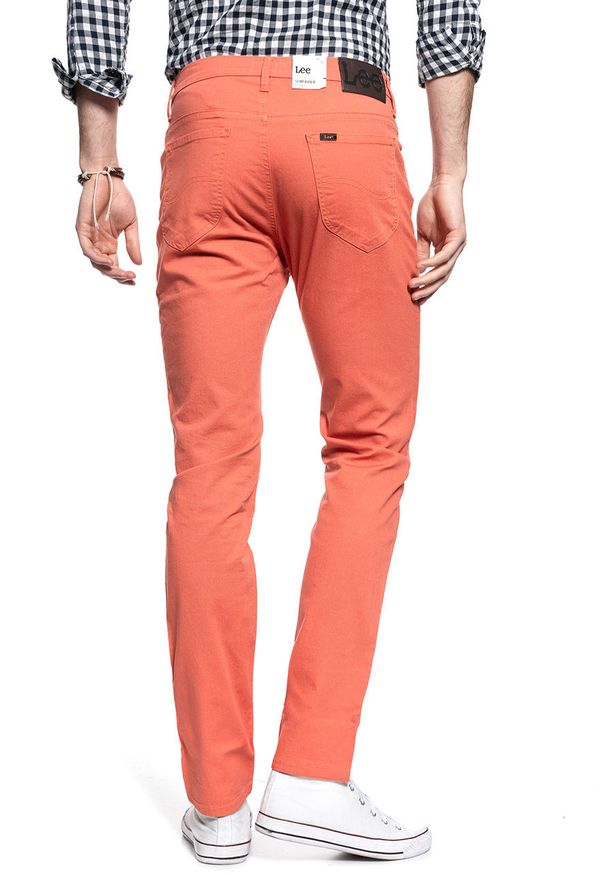 Lee - LEE RIDER MĘSKIE SPODNIE MATERIAŁOWE PAPRIKA L701LB22 112117566. Materiał: materiał