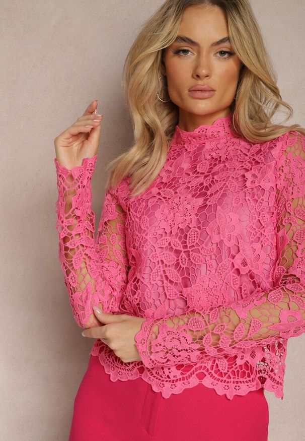 Renee - Fuksjowa Bluzka Koronkowa Rissanen. Typ kołnierza: kołnierzyk stójkowy. Kolor: różowy. Materiał: koronka. Długość: długie. Wzór: koronka