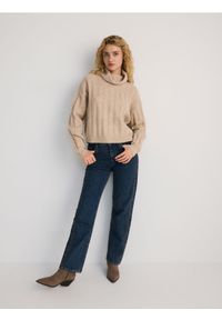 Reserved - Sweter z golfem - beżowy. Typ kołnierza: golf. Kolor: beżowy. Materiał: dzianina, wełna
