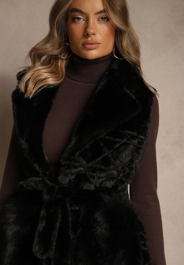 Renee - Czarna Kamizelka Futerko z Wiązanym Paskiem Zdobiona Przeszyciami Ranitila. Okazja: na co dzień, na imprezę. Typ kołnierza: golf. Kolor: czarny. Materiał: futro. Wzór: aplikacja. Styl: casual, elegancki