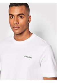 Calvin Klein T-Shirt Micro Logo Interlock K10K109894 Biały Regular Fit. Kolor: biały. Materiał: bawełna