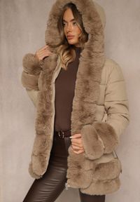 Renee - Beżowa Kurtka o Taliowanym Kroju z Paskiem Kapturem i Futerkiem Ranalia. Typ kołnierza: golf. Kolor: beżowy. Materiał: futro. Sezon: zima #4