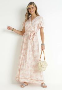 Born2be - Jasnobeżowa Sukienka Kopertowa z Wiskozy z Gumką w Talii i Metalicznym Wzorem Hollisa. Kolor: beżowy. Materiał: wiskoza. Typ sukienki: kopertowe #1