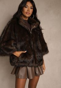 Renee - Brązowa Kurtka Futerko z Kołnierzem i Szerokimi Rękawami 3/4 Zapinana na Suwak Clauda. Kolor: brązowy. Materiał: futro #1