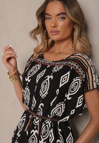 Renee - Czarna Wiskozowa Sukienka o Pudełkowym Kroju w Etniczny Print Miriliana. Okazja: na co dzień. Kolor: czarny. Materiał: wiskoza. Wzór: nadruk. Typ sukienki: proste. Styl: elegancki, casual #4