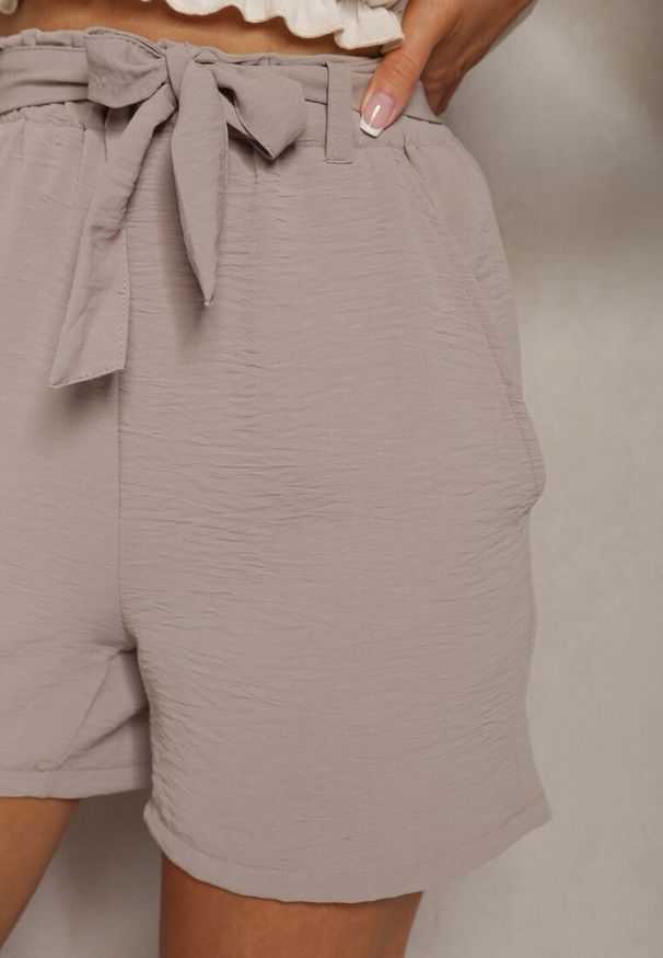 Renee - Ciemnobeżowe Luźne Szorty Bermudy High Waist z Gumką i Materiałowym Paskiem w Talii Renetta. Okazja: na co dzień. Stan: podwyższony. Kolor: beżowy. Materiał: materiał. Wzór: aplikacja. Styl: wakacyjny, casual, elegancki