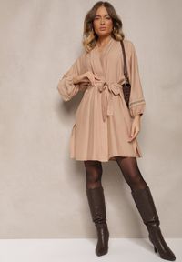 Renee - Beżowa Sukienka Kimono z Wiskozy z Kieszeniami Zdobiona Ażurowymi Wstawkami Salithia. Okazja: do domu. Typ kołnierza: dekolt w kształcie V. Kolor: beżowy. Materiał: wiskoza. Długość rękawa: na ramiączkach. Wzór: aplikacja, ażurowy. Styl: elegancki #5