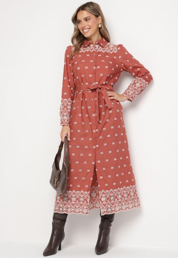 Born2be - Jasnobrązowa Sukienka o Koszulowym Kroju z Wiązanym Paskiem Ozdobiona Haftem Valentirae. Okazja: na co dzień. Kolor: brązowy. Materiał: bawełna. Wzór: aplikacja, haft. Typ sukienki: koszulowe. Styl: casual, klasyczny