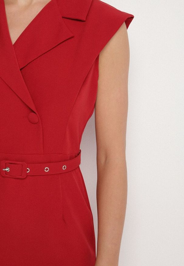 Born2be - Czerwona Dopasowana Sukienka Ozdobiona Paskiem z Klamrą Nandelli. Okazja: na spotkanie biznesowe. Typ kołnierza: dekolt w kształcie V. Kolor: czerwony. Wzór: aplikacja. Typ sukienki: dopasowane. Styl: biznesowy