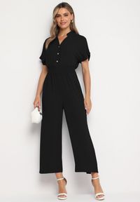 Born2be - Czarny Wiskozowy Kombinezon o Taliowanym Kroju z Szerokimi Nogawkami Delsea. Okazja: do pracy. Kolor: czarny. Materiał: wiskoza. Długość rękawa: krótki rękaw. Długość: krótkie. Styl: elegancki #1