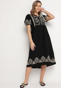 Born2be - Czarna Bawełniana Sukienka Boho o Rozkloszowanym Kroju Zdobiona Haftem Lannivra. Okazja: na imprezę, na co dzień. Typ kołnierza: dekolt w kształcie V. Kolor: czarny. Materiał: bawełna. Wzór: aplikacja, haft. Sezon: lato. Typ sukienki: rozkloszowane. Styl: boho #1