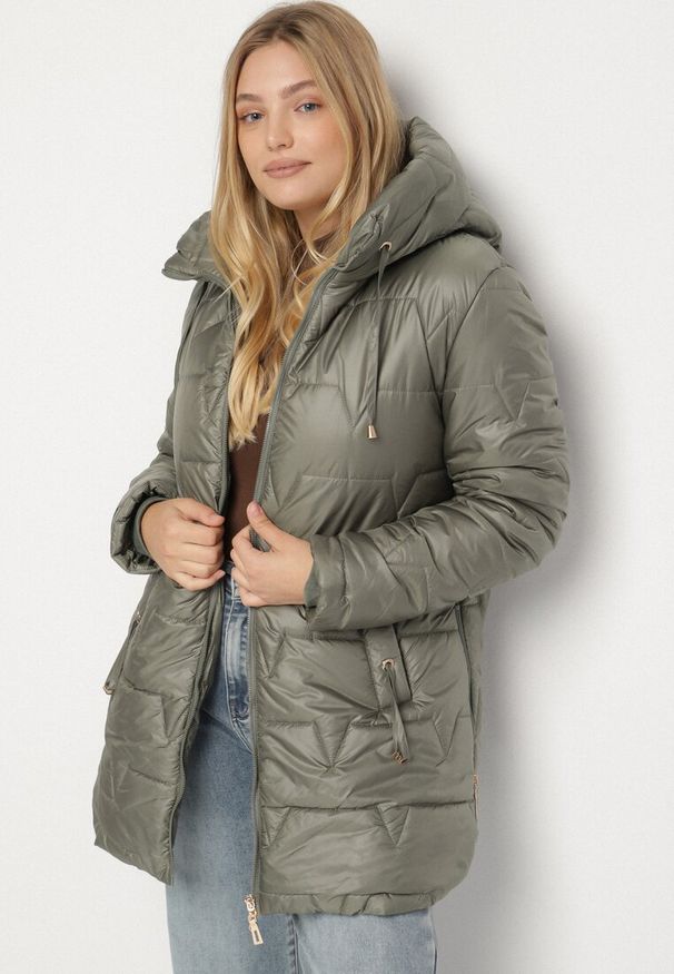 Born2be - Zielona Pikowana Kurtka o Prostym Kroju z Kapturem Nalarea. Okazja: na co dzień. Typ kołnierza: kaptur. Kolekcja: plus size. Kolor: zielony. Materiał: poliester, dzianina, jeans. Styl: elegancki, casual, klasyczny