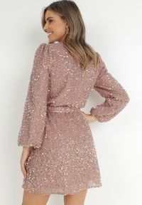 Born2be - Różowa Sukienka Cekinowa z Kopertowym Dekoltem Cidoly. Okazja: na co dzień. Typ kołnierza: dekolt kopertowy. Kolor: różowy. Typ sukienki: kopertowe. Styl: casual, rockowy, elegancki #3