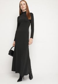 Born2be - Czarna Taliowana Sukienka Koktajlowa z Wiskozą i Półgolfem Zozelira. Okazja: na co dzień. Kolor: czarny. Materiał: wiskoza. Typ sukienki: proste. Styl: wizytowy #1