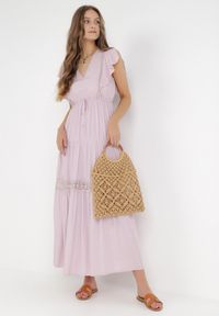 Born2be - Jasnoróżowa Sukienka Cileis. Typ kołnierza: kołnierz z falbankami. Kolor: różowy. Materiał: koronka, wiskoza. Długość rękawa: krótki rękaw. Wzór: geometria. Długość: maxi #5