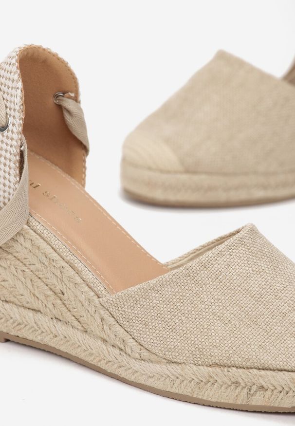 Born2be - Beżowe Sandały Espadryle na Plecionym Koturnie Wiązane Wokół Kostki Aldopha. Kolor: beżowy. Obcas: na koturnie. Styl: wakacyjny