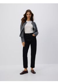 Reserved - Jeansy mom fit slim - czarny. Kolor: czarny