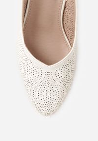 Born2be - Białe Czółenka VICES z Drobną Perforacją na Słupku ze Sprzączką Harellenne. Okazja: na co dzień, do pracy, na spotkanie biznesowe. Zapięcie: sprzączka. Kolor: biały. Materiał: jeans. Szerokość cholewki: normalna. Obcas: na słupku. Styl: klasyczny, casual, biznesowy. Wysokość obcasa: średni #7