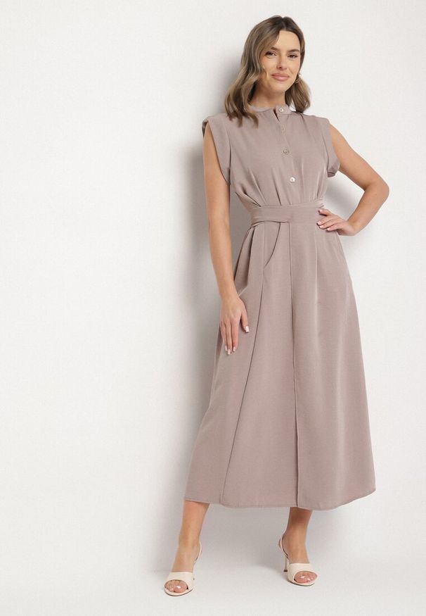 Born2be - Brązowa Sukienka Koszulowa o Rozkloszowanym Kroju z Wiązaniem w Pasie Mavirielle. Okazja: na co dzień. Typ kołnierza: dekolt w serek. Kolor: brązowy. Materiał: skóra. Długość rękawa: długi rękaw. Typ sukienki: koszulowe. Styl: casual, elegancki