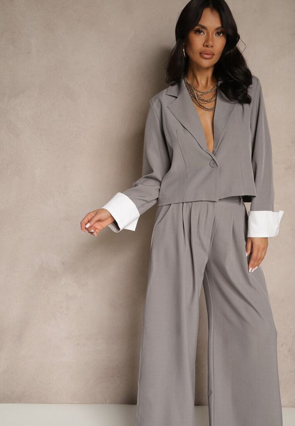 Renee - Szary Garniturowy Komplet Marynarka i Spodnie z Kontrastującymi Zdobieniami Davirielle. Kolor: szary. Wzór: aplikacja