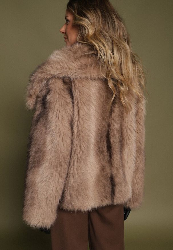 Born2be - Jasnobrązowa Oversizowa Kurtka Futerko z Szerokim Kołnierzem Lenelle. Okazja: na co dzień, na imprezę. Typ kołnierza: golf. Kolor: brązowy. Materiał: futro. Styl: elegancki, casual