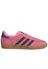 Adidas - Buty adidas Gazelle Indoor IE7002 - różowe. Okazja: na uczelnię. Zapięcie: pasek. Kolor: różowy. Materiał: guma, zamsz, skóra. Szerokość cholewki: normalna. Wzór: aplikacja, paski. Sezon: lato. Model: Adidas Gazelle