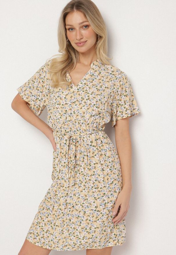 Born2be - Beżowa Sukienka w Kwiaty z Paskiem Cleza. Okazja: na co dzień. Typ kołnierza: dekolt w kształcie V. Kolor: beżowy. Wzór: kwiaty. Sezon: wiosna, lato. Styl: casual, elegancki